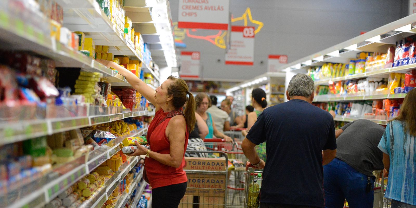 Intenção de consumo das famílias cresce pelo terceiro mês