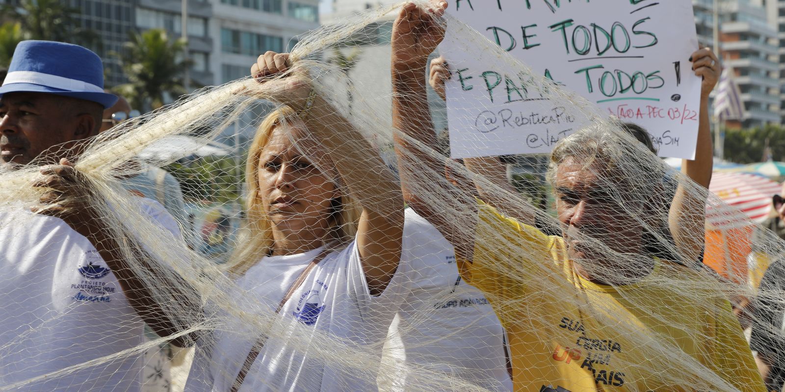 Manifestantes protestam contra PEC das Praias na orla do Rio