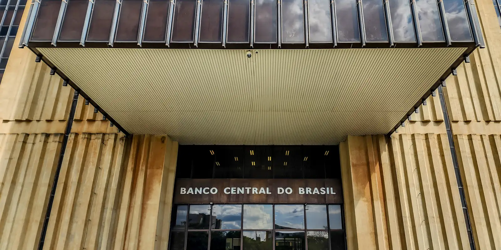 Políticos e entidades criticam manutenção de juros básicos