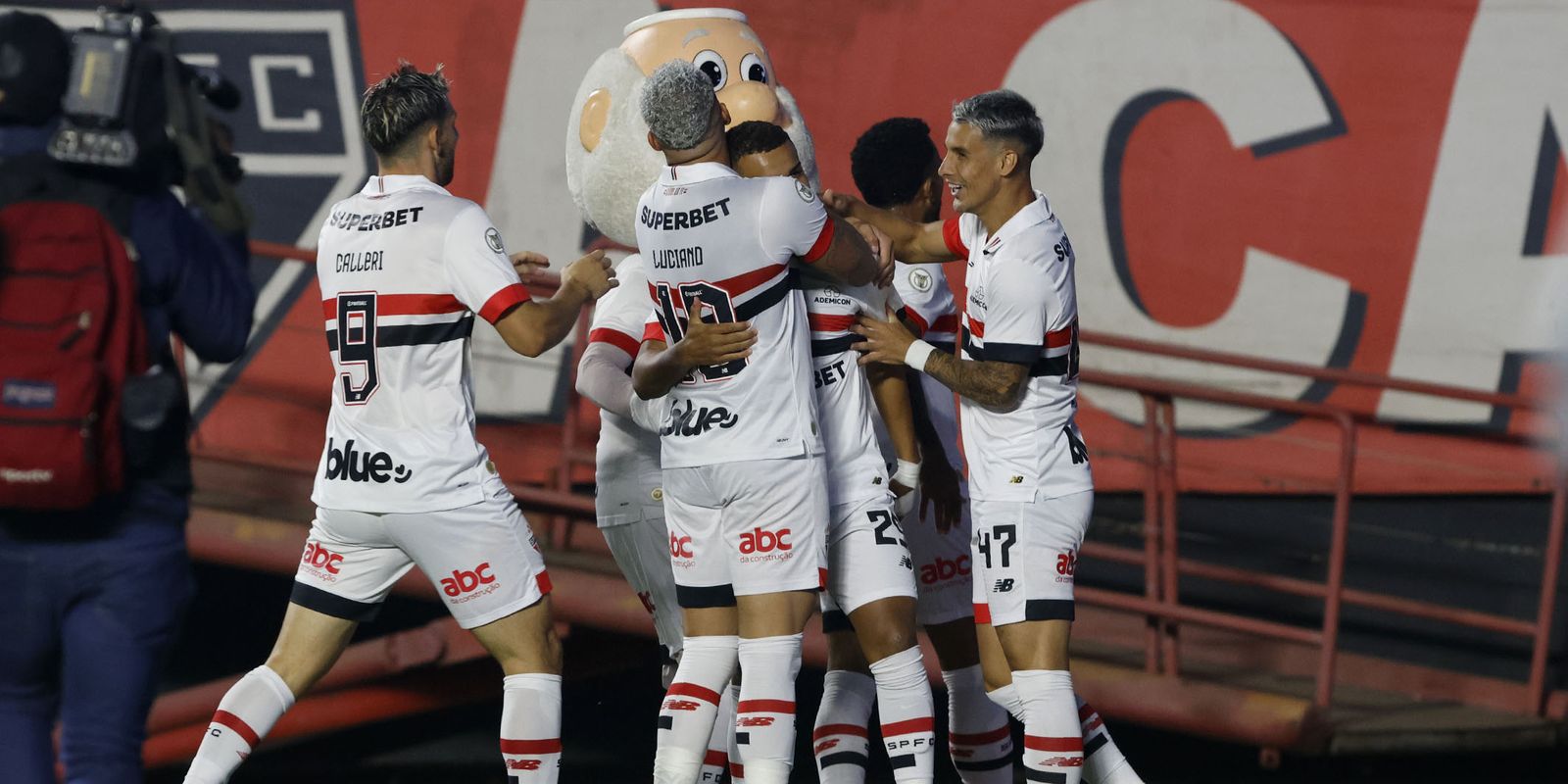 São Paulo derrota Criciúma para assumir 7ª posição do Brasileiro