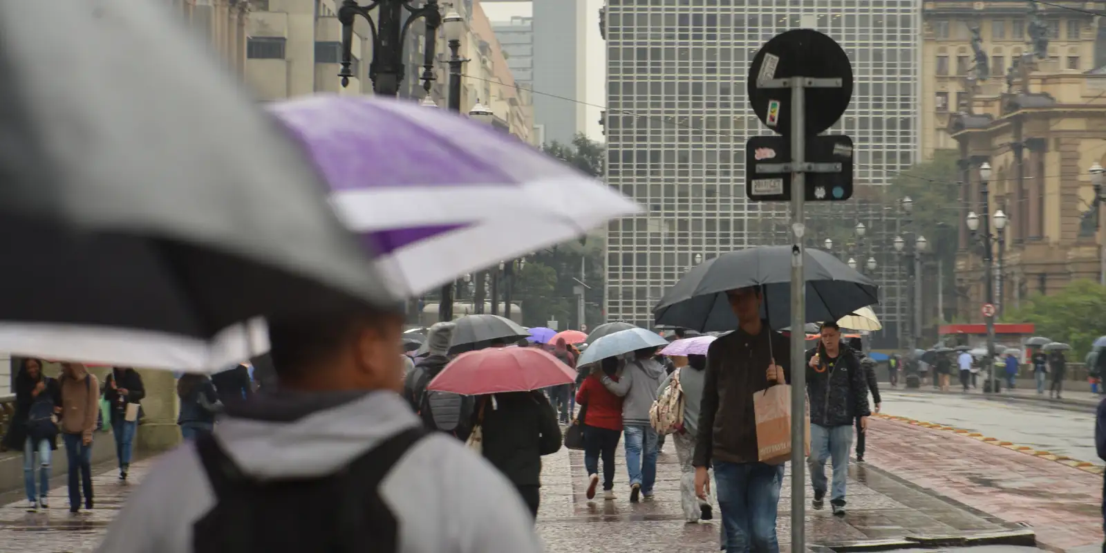 Após madrugada chuvosa, tempo abre e o sol aparece entre nuvens em SP