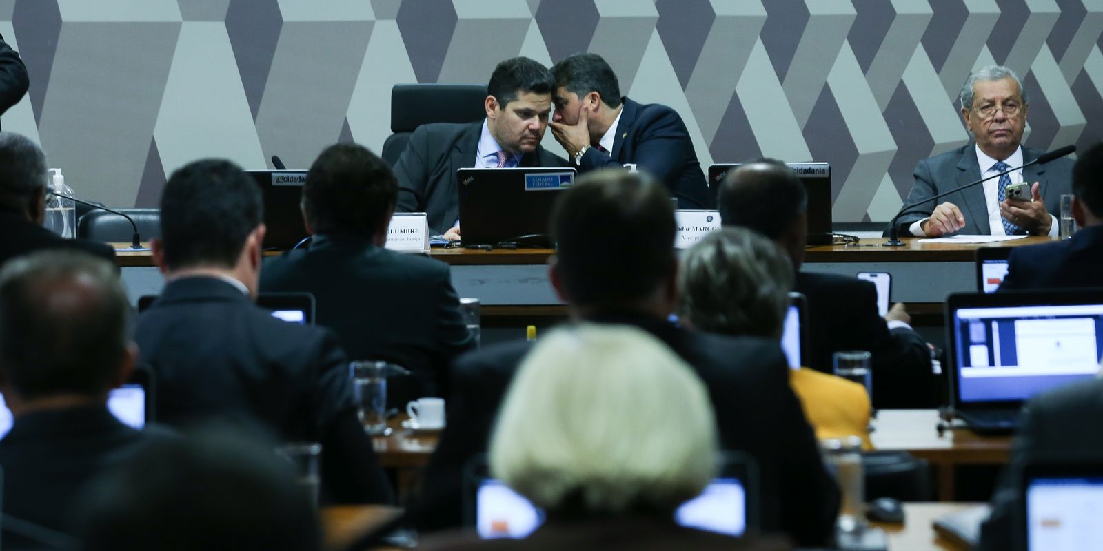 CCJ do Senado adia votação da PEC que altera regime jurídico do BC