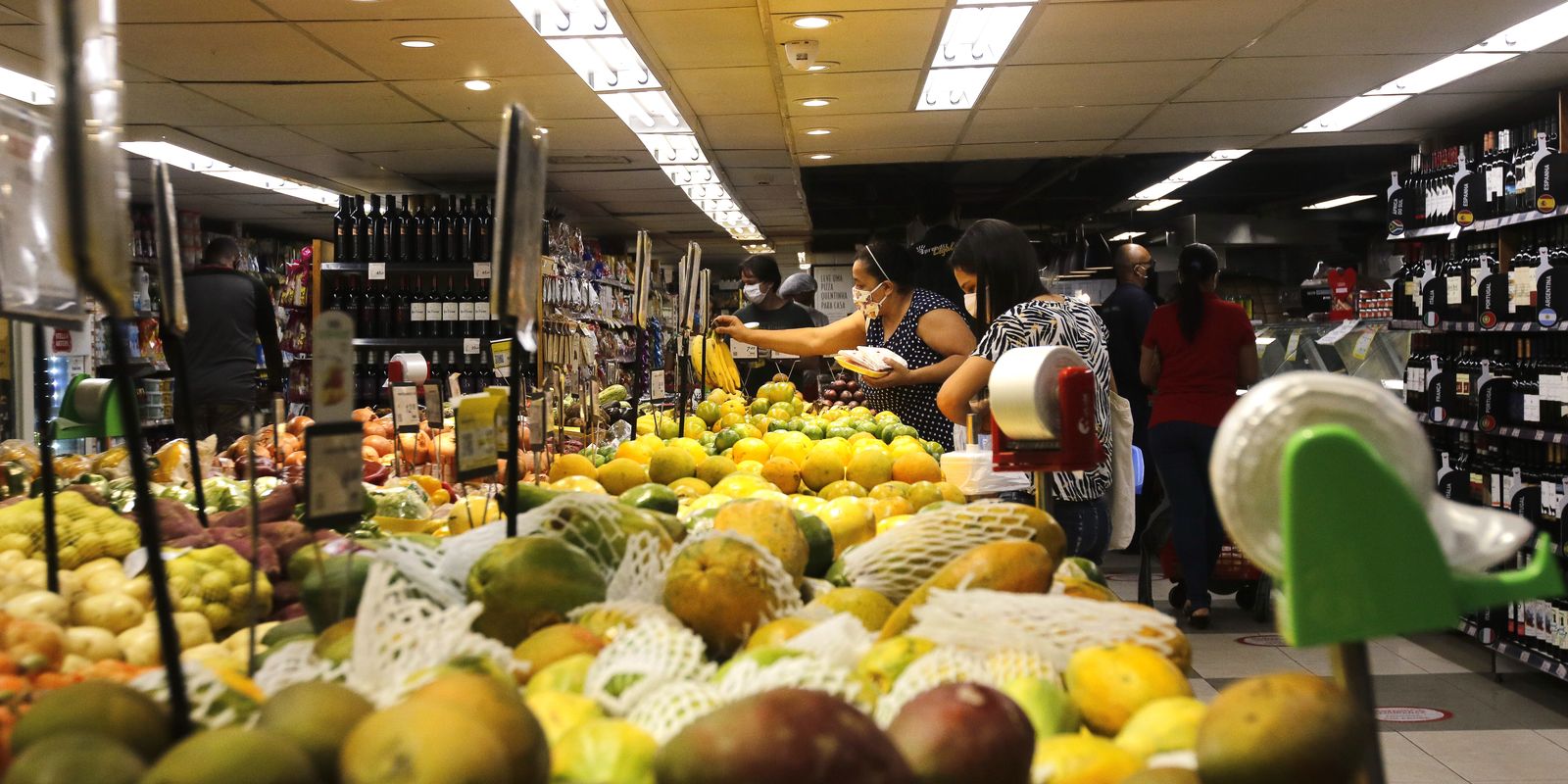 Com alta de 1,2% em maio, comércio cresce pelo 5º mês seguido