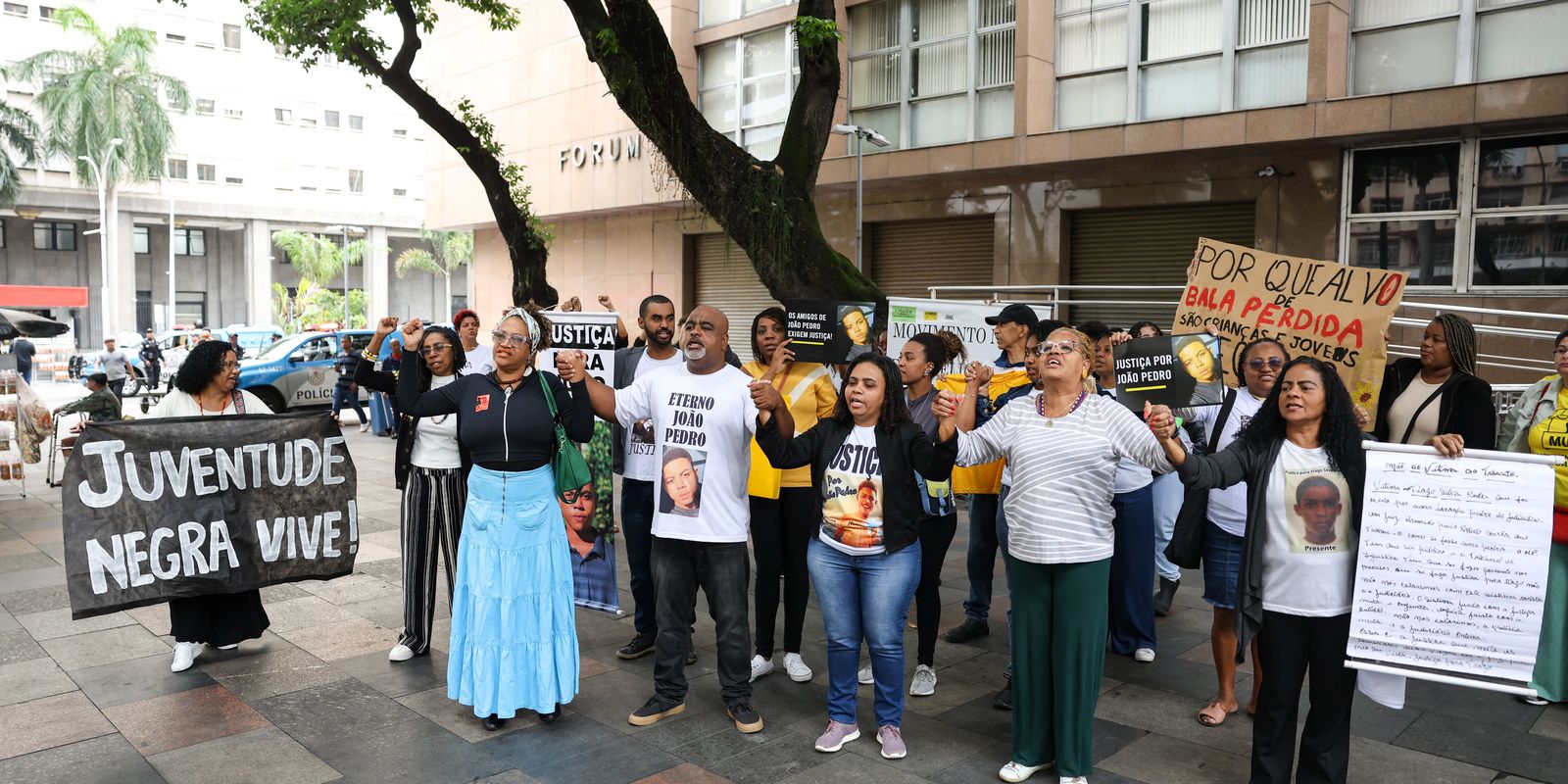 Família de João Pedro protesta contra decisão que absolveu policiais