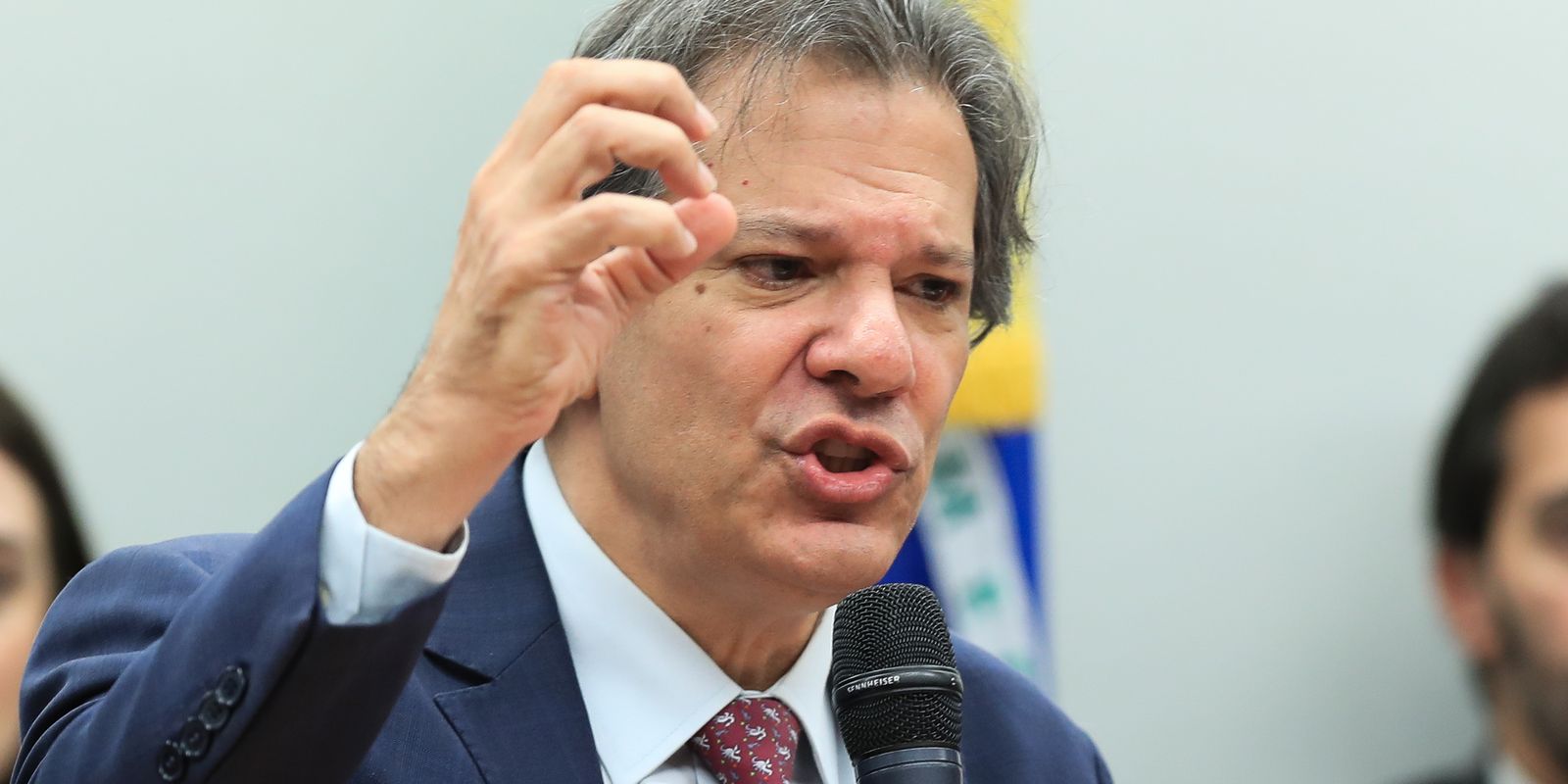 Haddad nega possibilidade de baixar IOF cambial para segurar dólar