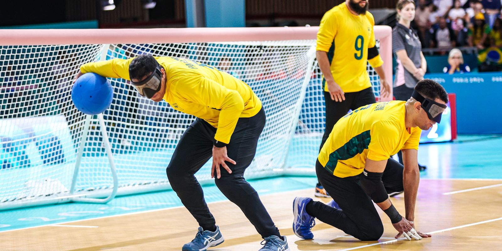 Atual campeão, goalball do Brasil supera França na estreia em Paris