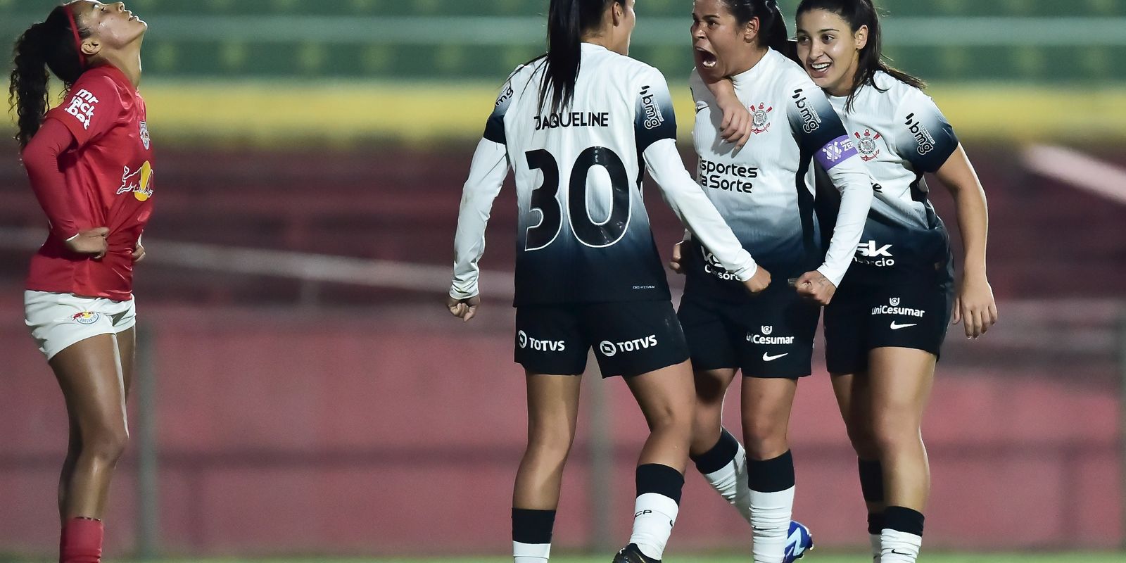 Brasileiro Feminino: Corinthians derrota Bragantino e chega à semi