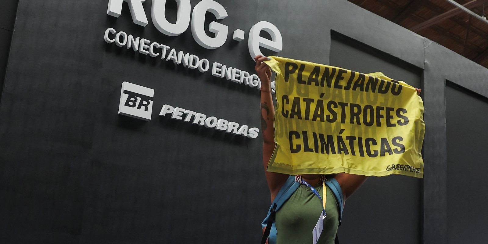 Ativista do Greenpeace interrompe fala do presidente da Opep em evento