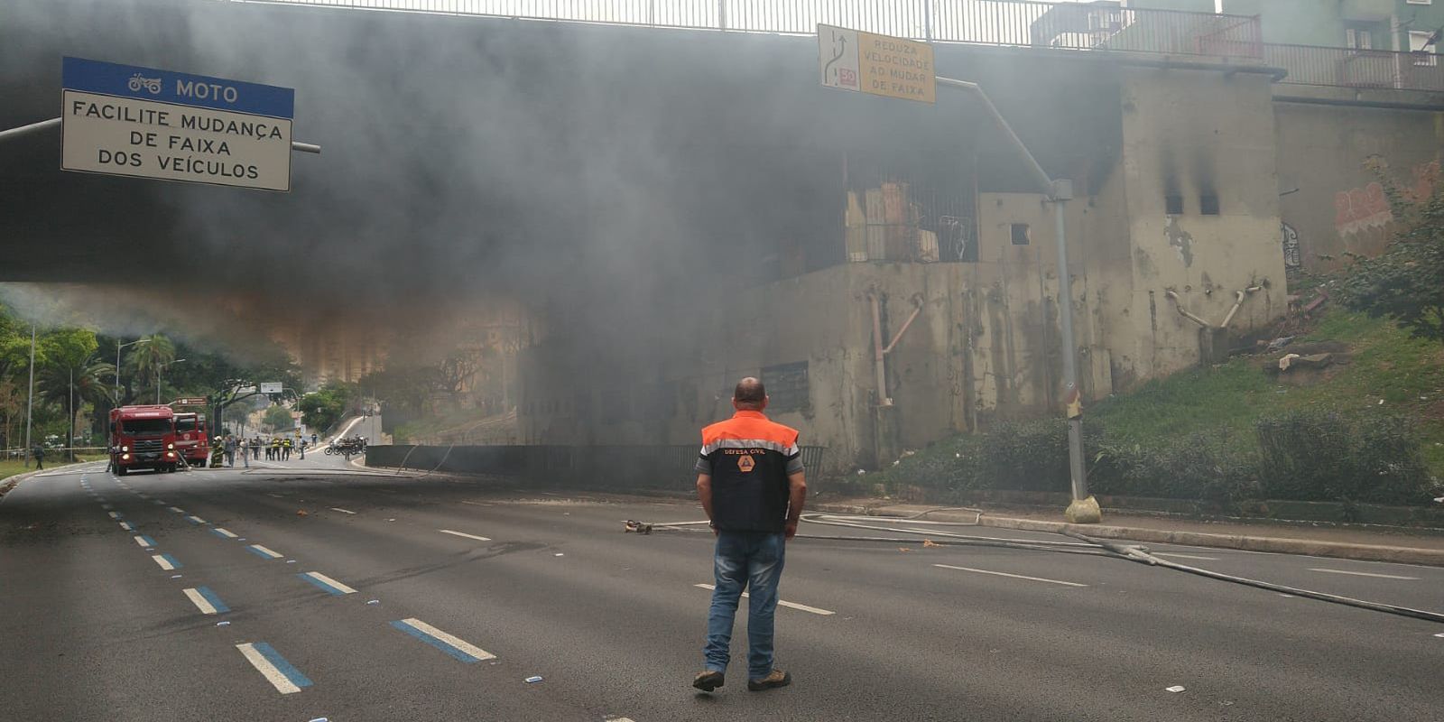 Avenida 23 de Maio é totalmente liberada após incêndio em viaduto