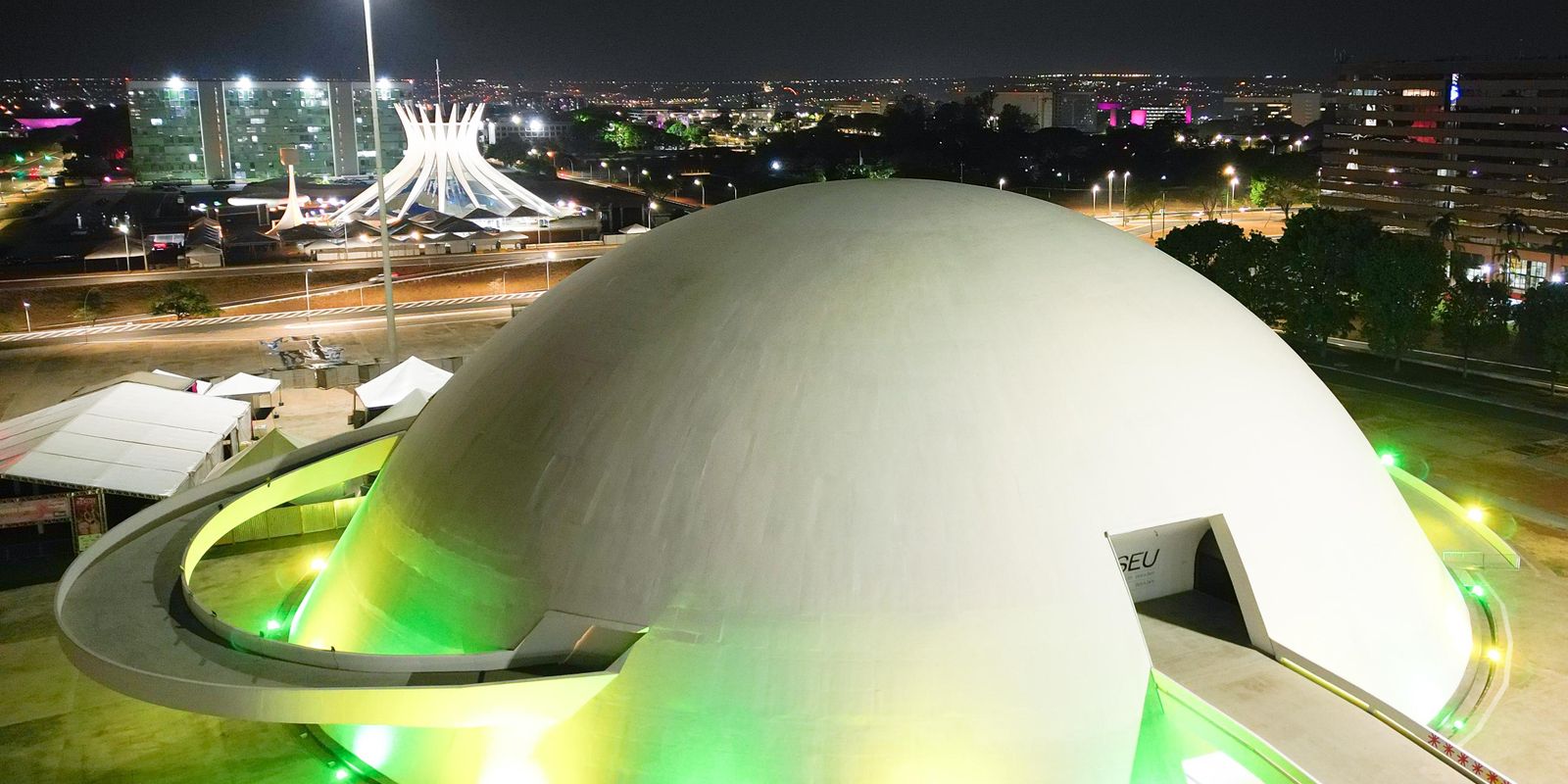 Brasília se ilumina de verde e amarelo 2 dias antes de jogo da seleção