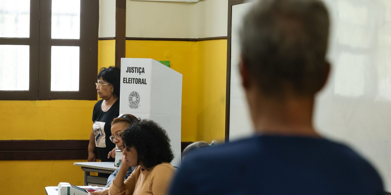 Em Niterói, 38 pessoas são conduzidas à delegacia por crime eleitoral