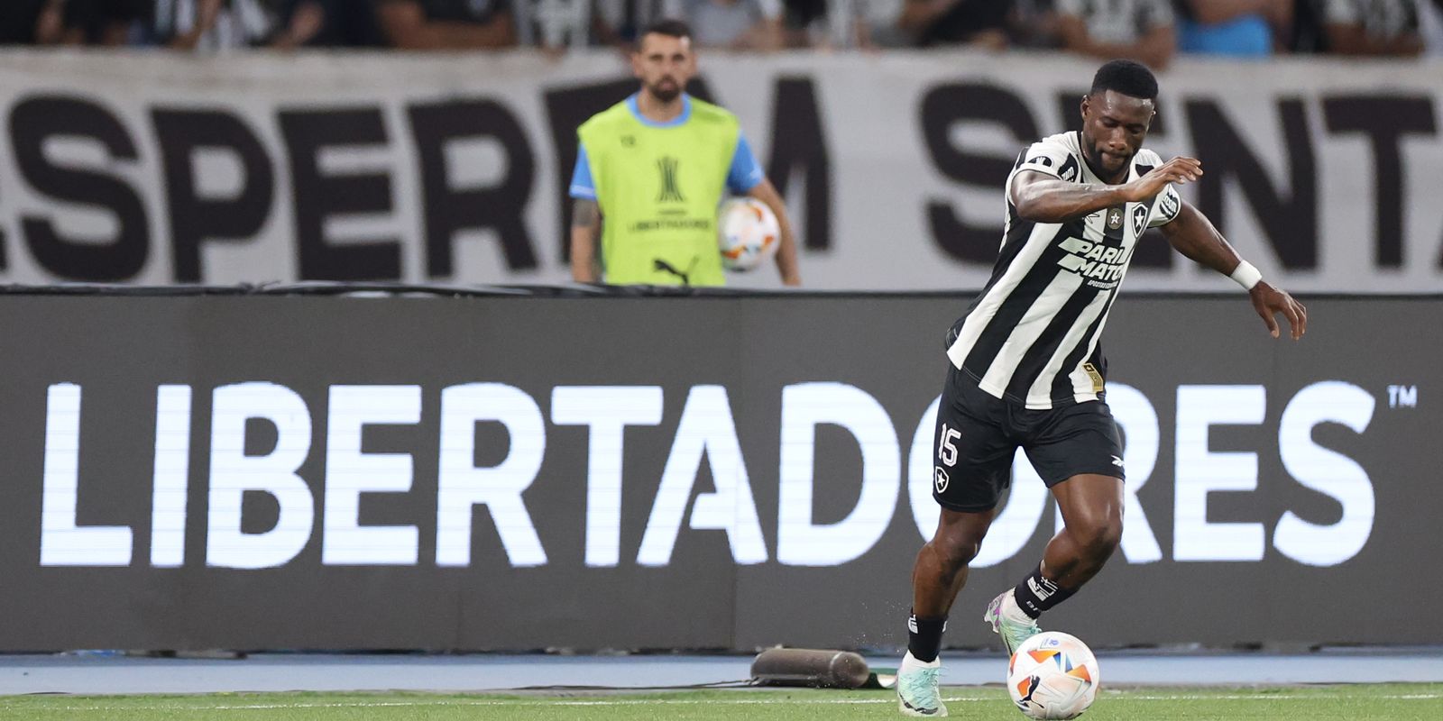 Pelo sonho da Libertadores, Botafogo recebe o Peñarol no Nilton Santos