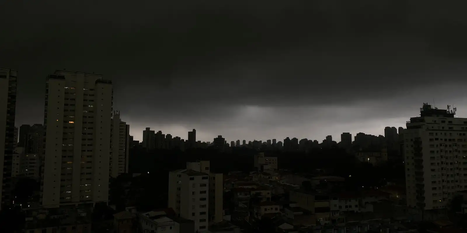 Temporal em SP derruba árvores e deixa moradores sem luz