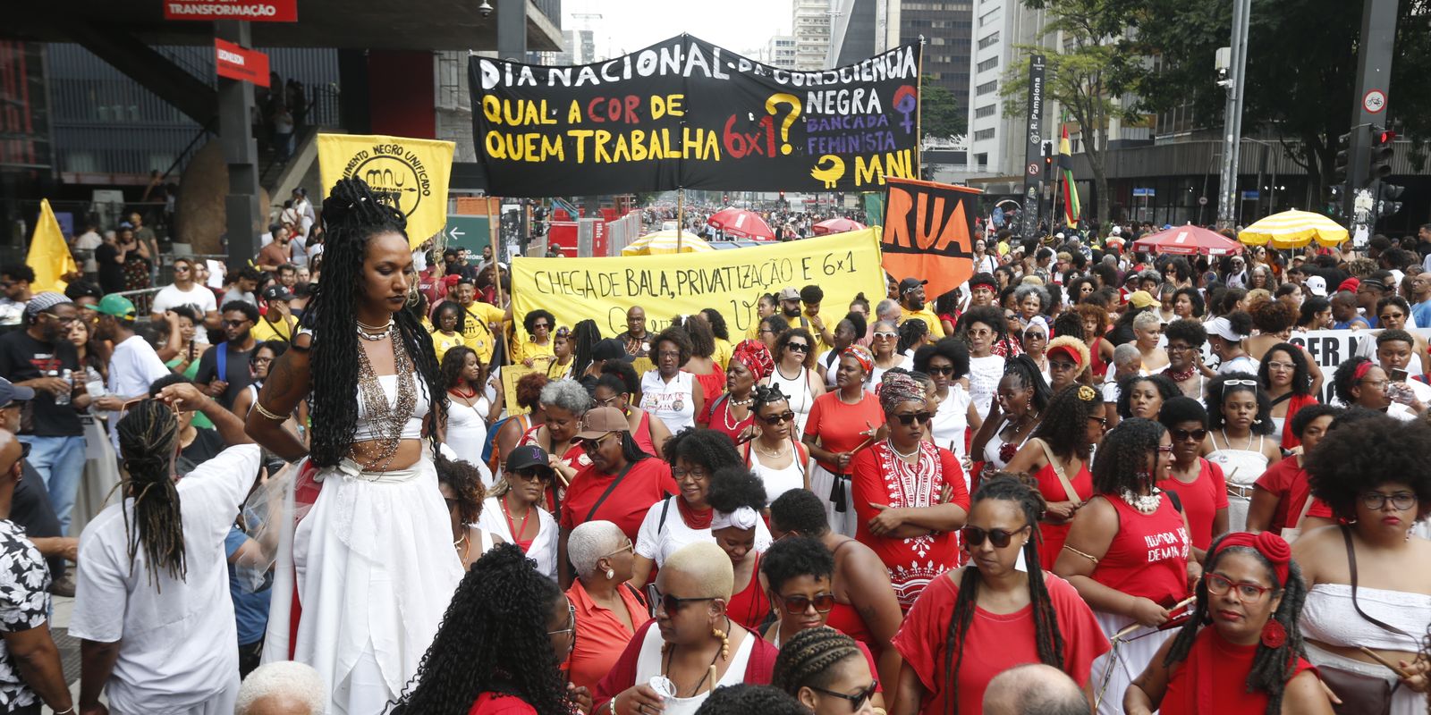 Centenas marcham no dia da consciência negra na Avenida Paulista