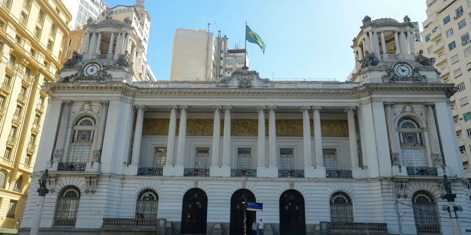 Após protesto, vereadores do Rio adiam votação de lei do funcionalismo