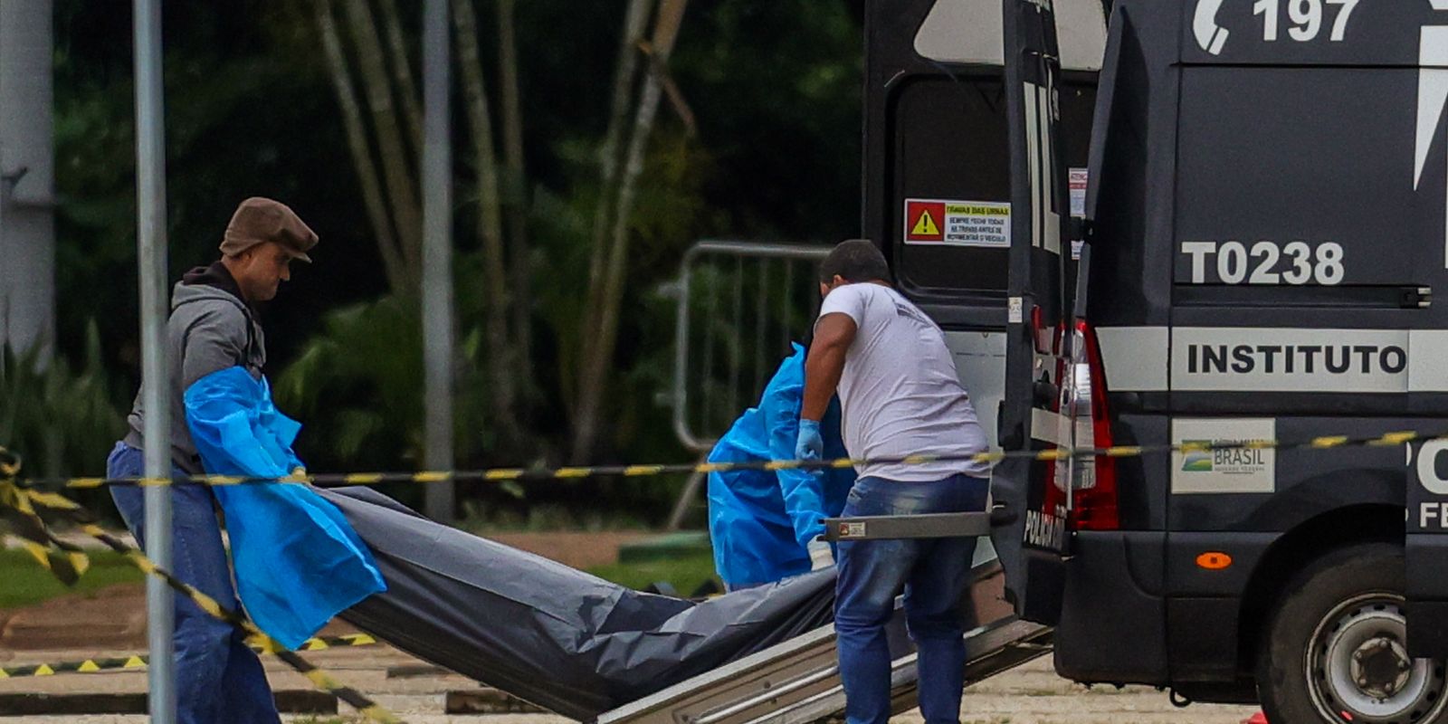 Polícia retira corpo de autor de atentado na Praça dos Três Poderes