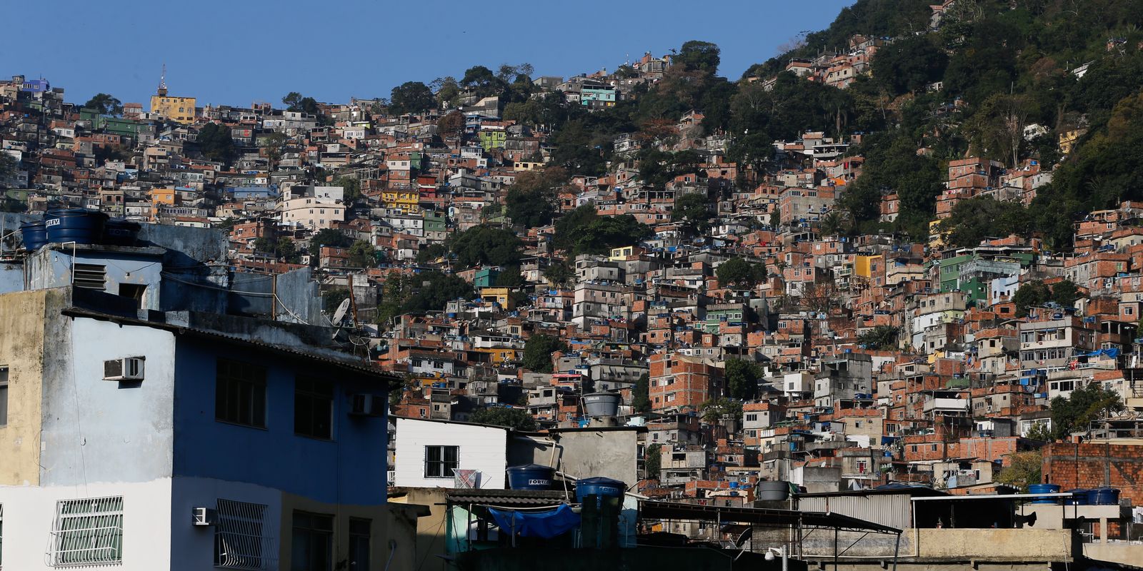 População de favela é mais negra e jovem que restante do país