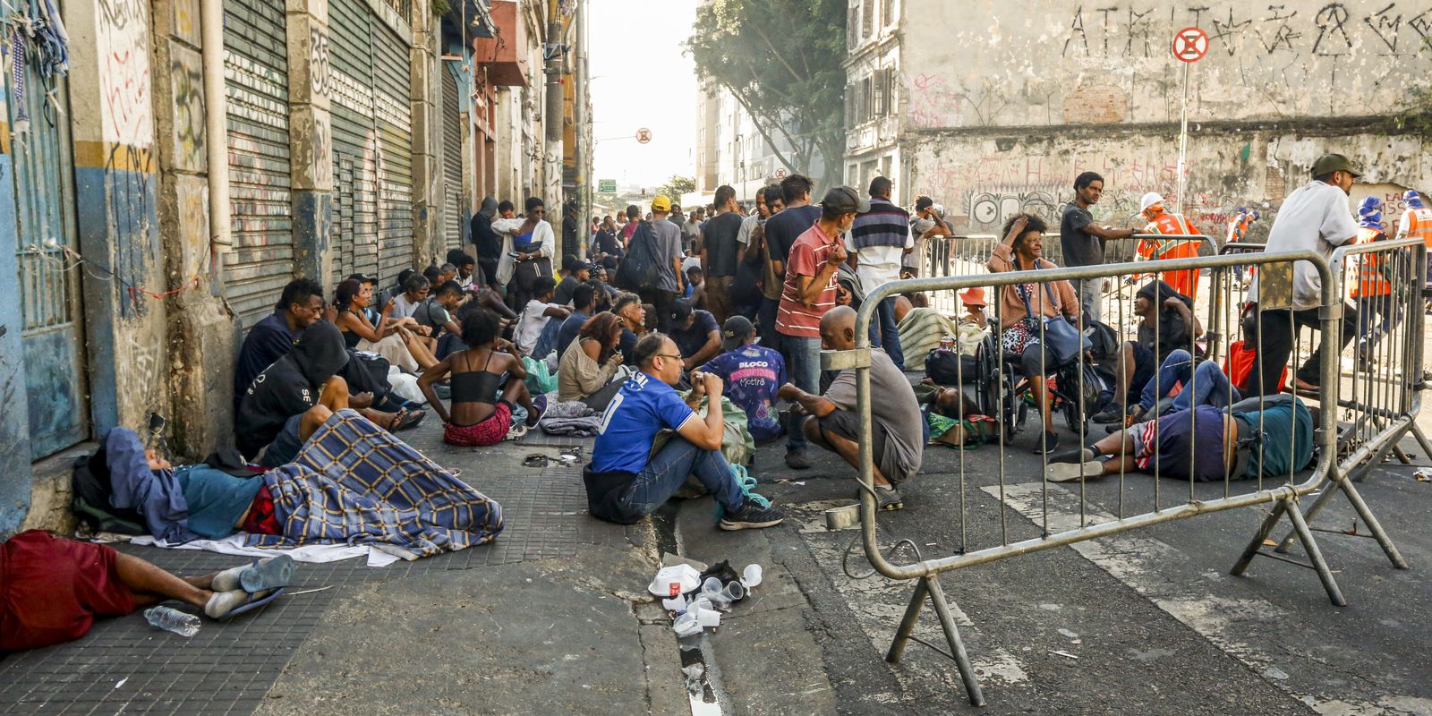 SP: muro construído pela prefeitura confina pessoas na Cracolândia